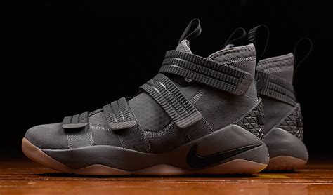 lebron james shoes soldier 11